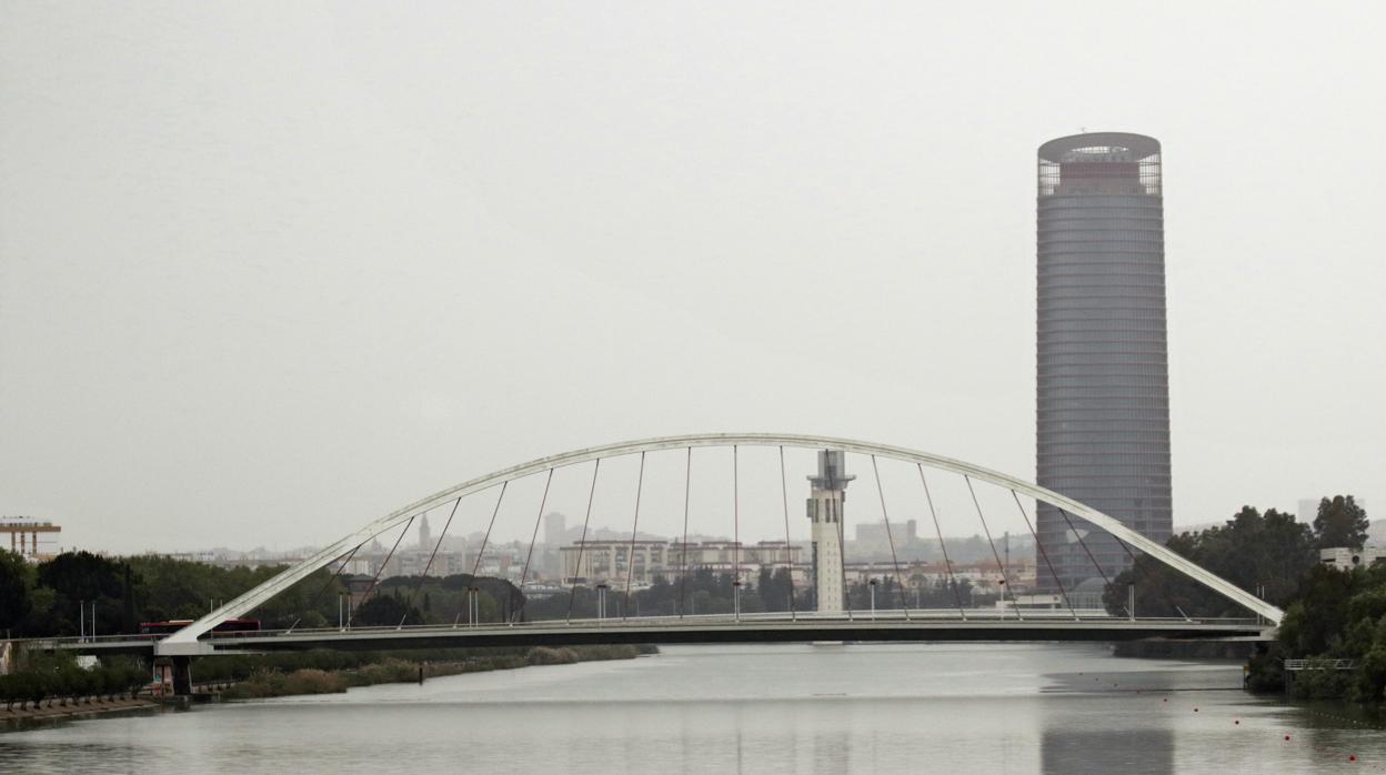 Vista de puente de la Barqueta de Sevilla sobre el río Guadalquivir