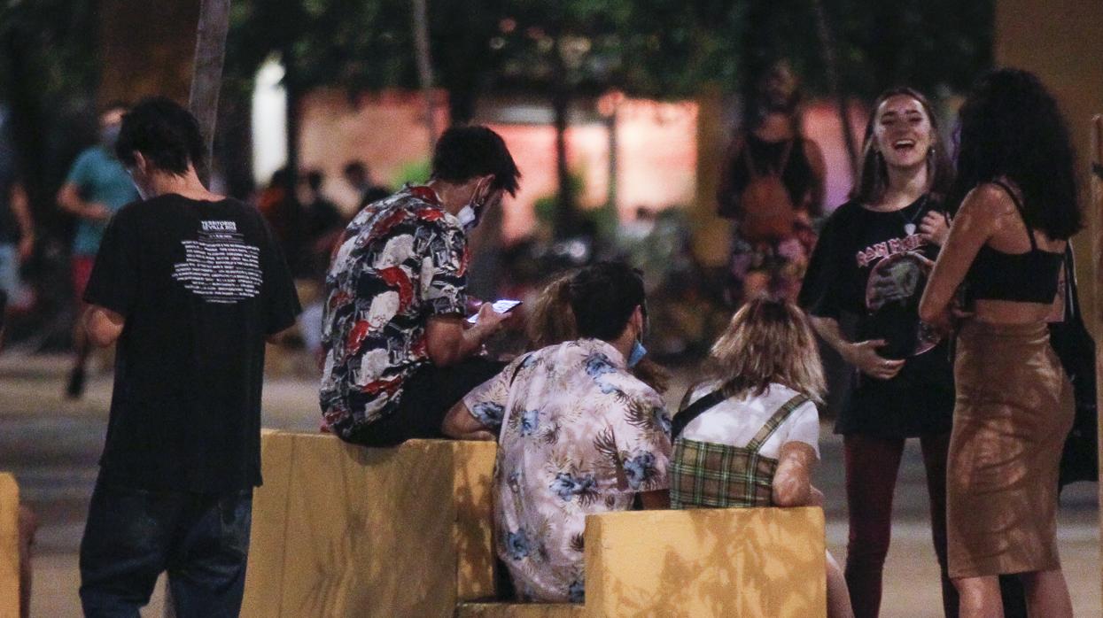 Varios jóvenes se divierten en la noche del pasado viernes en Sevilla capital