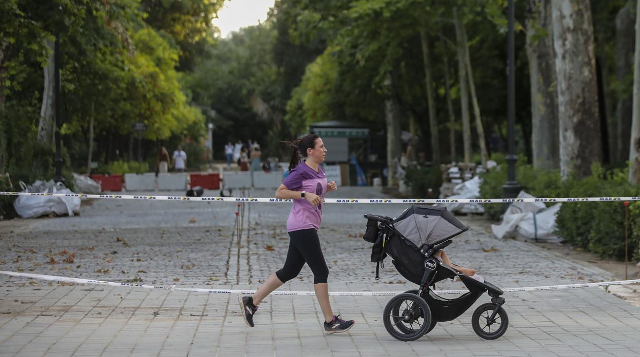 Una joven haciendo deporte por el Parque de María Luisa en Sevilla