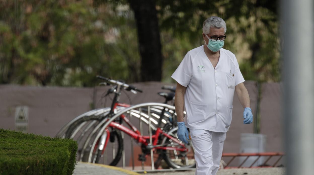 Un sanitario en el interior del recinto del Hospital Virgen del Rocío