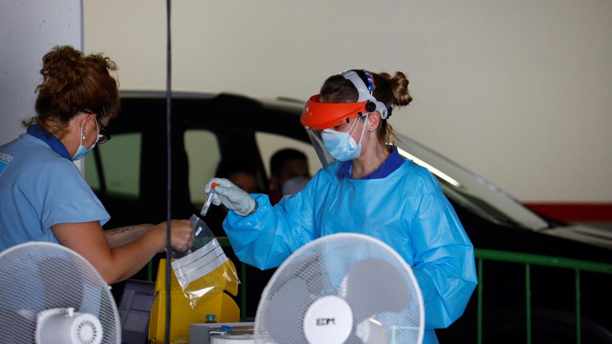 Dos sanitarias durante una prueba PCR