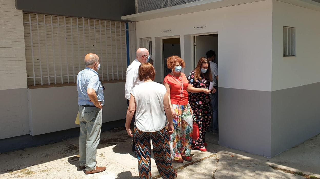 Visita de la concejal de Igualdad, Educación, Participación Ciudadana, Adela Castaño, a la obra del CEIP Manuel Canela