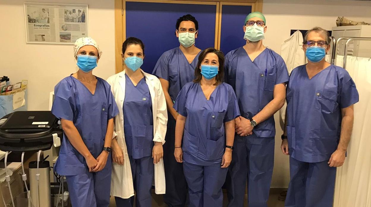 Los profesionales de la Unidad de Dolor Crónico, conformada por anestesistas y profesionales de enfermería bajo la coordinación del doctor Ángel Martínez Navas, a la derecha de la imagen