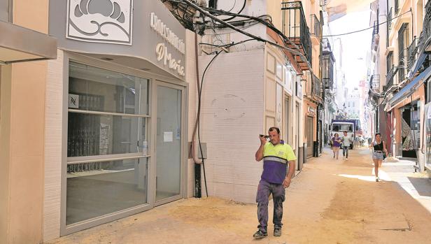 Las obras de la calle Cuna dejan casi la mitad de los locales vacíos