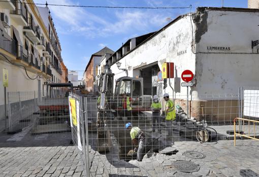 Trabajos en la calle Becas, en la zona de la Alameda