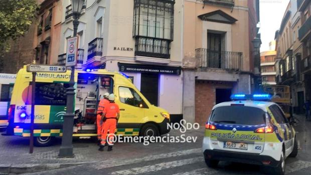Evacuado al hospital de Valme un trabajador herido al caer desde un balcón en una obra en Sevilla