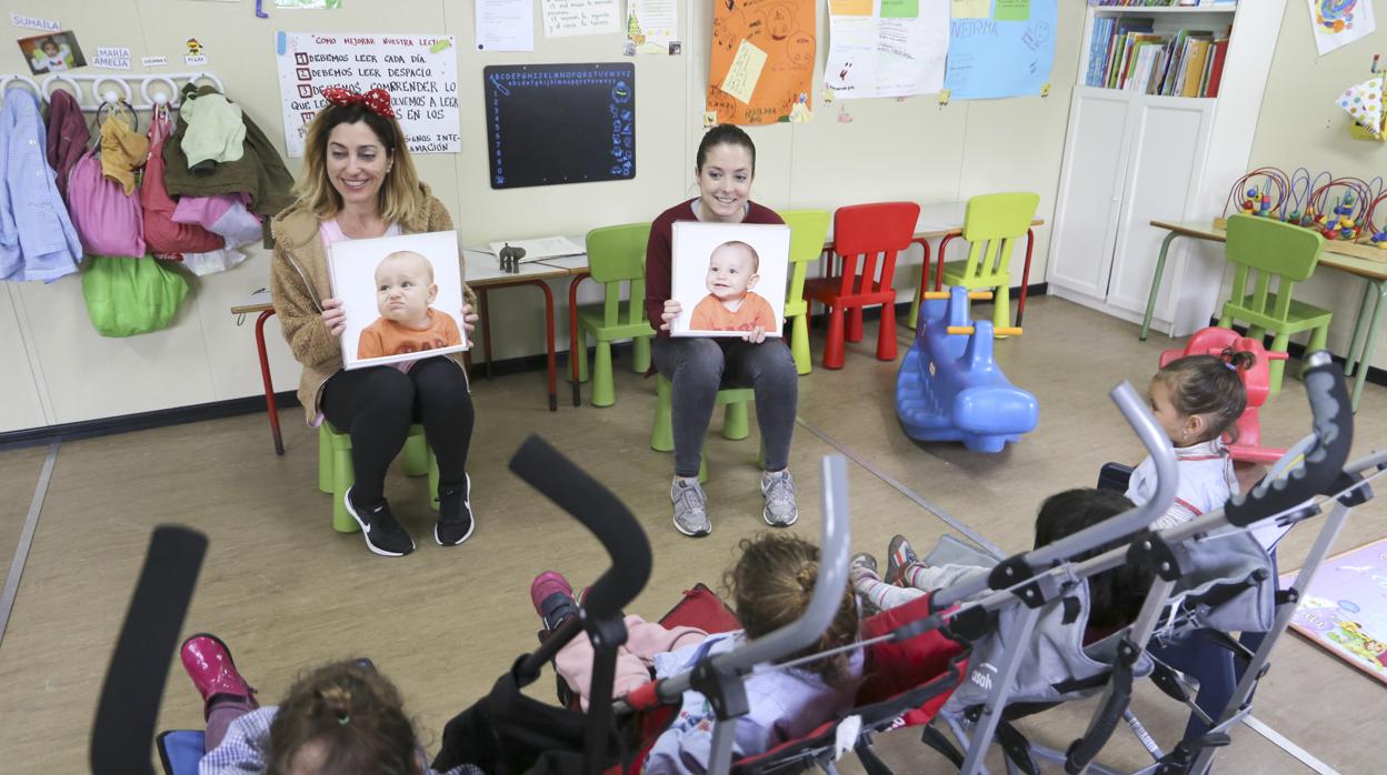 Dos educadoras en la guardería de El Vacie