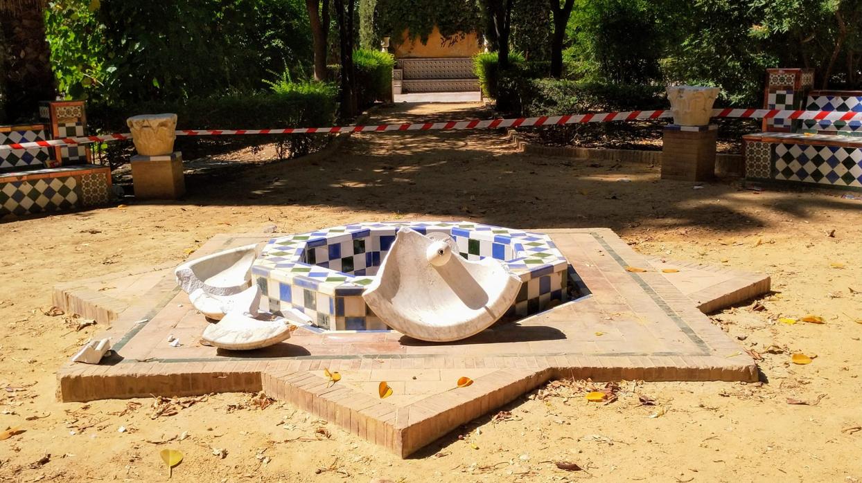 Estado en el que ha quedado la emblemática fuente de los Jardines de Murillo de Sevilla