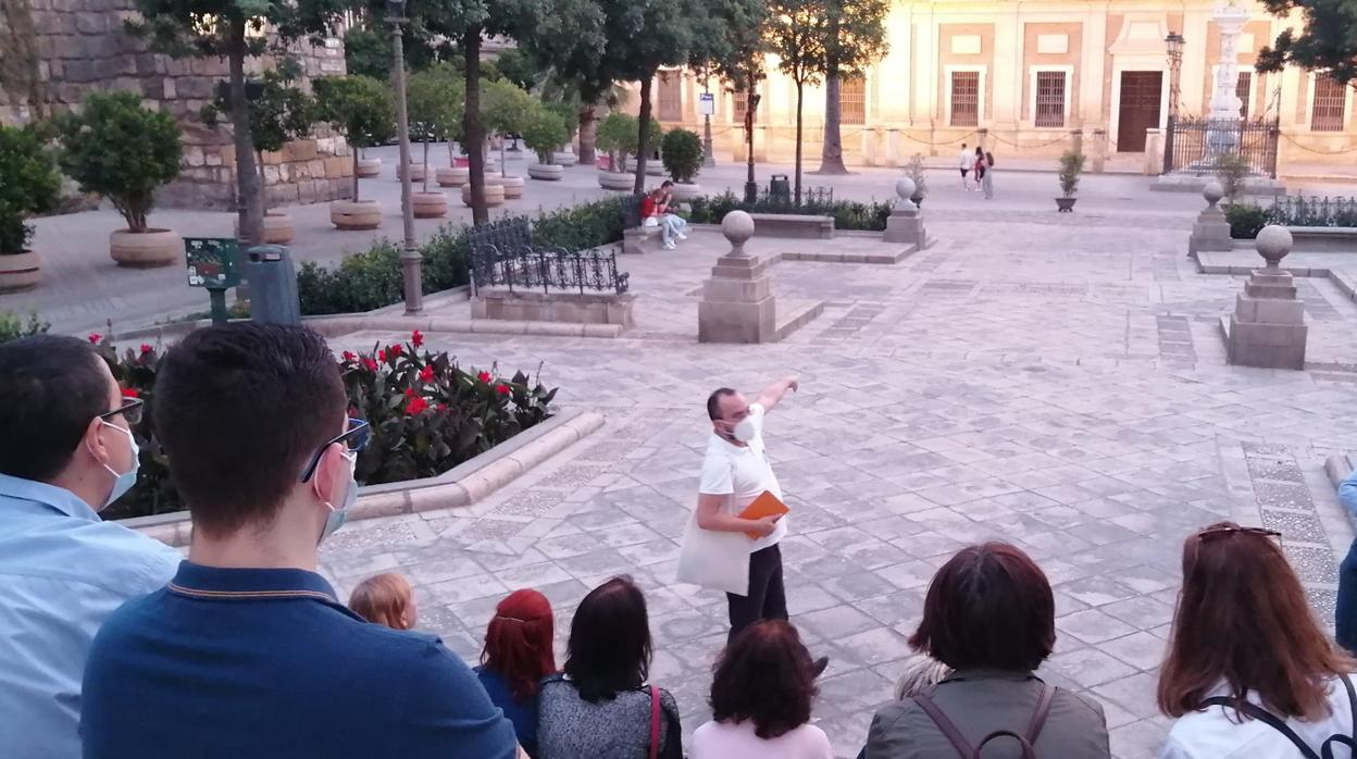 Un grupo disfrutando de una ruta de Sevilla a la Carta