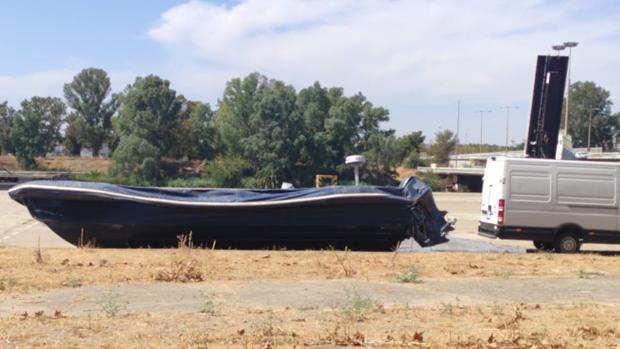 La Guardia Civil intercepta una narcolancha en la esclusa del puerto de Sevilla