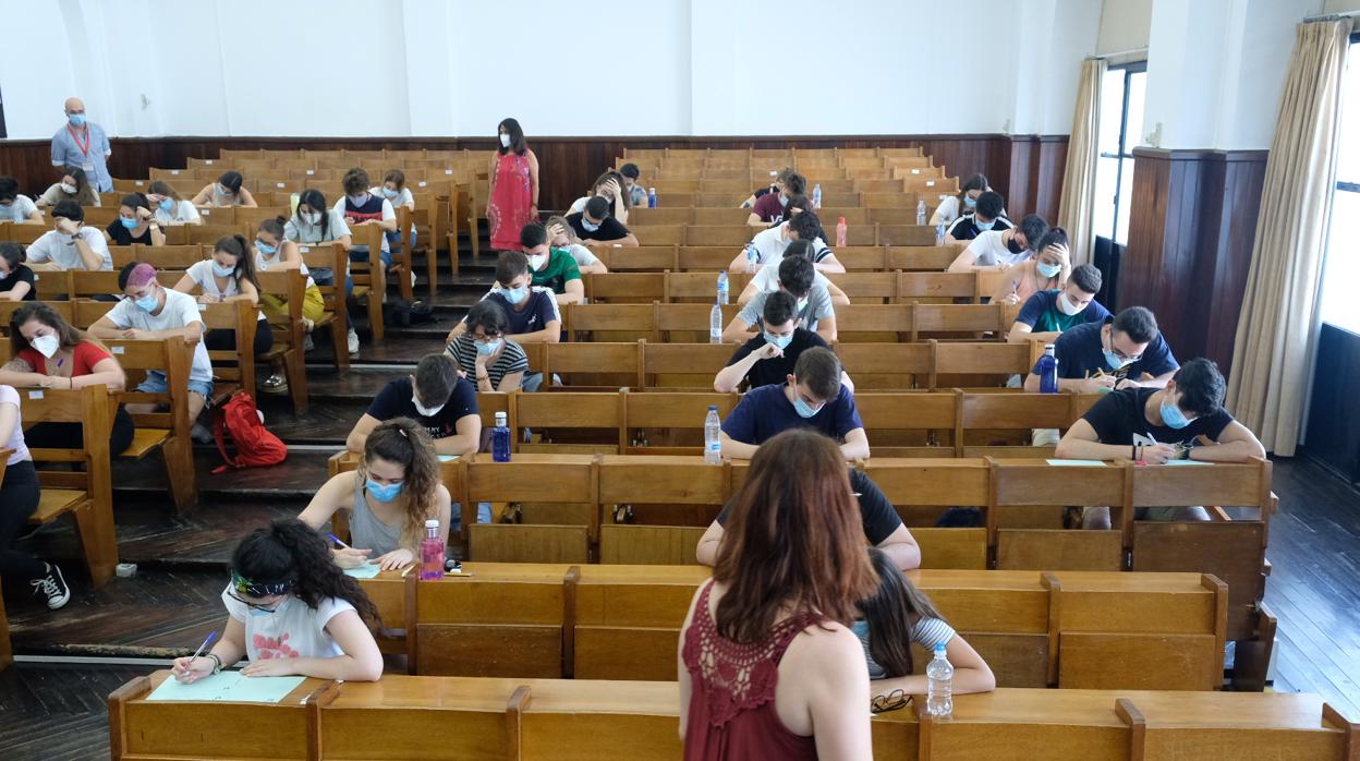 Estudiantes durante el examen de Selectividad