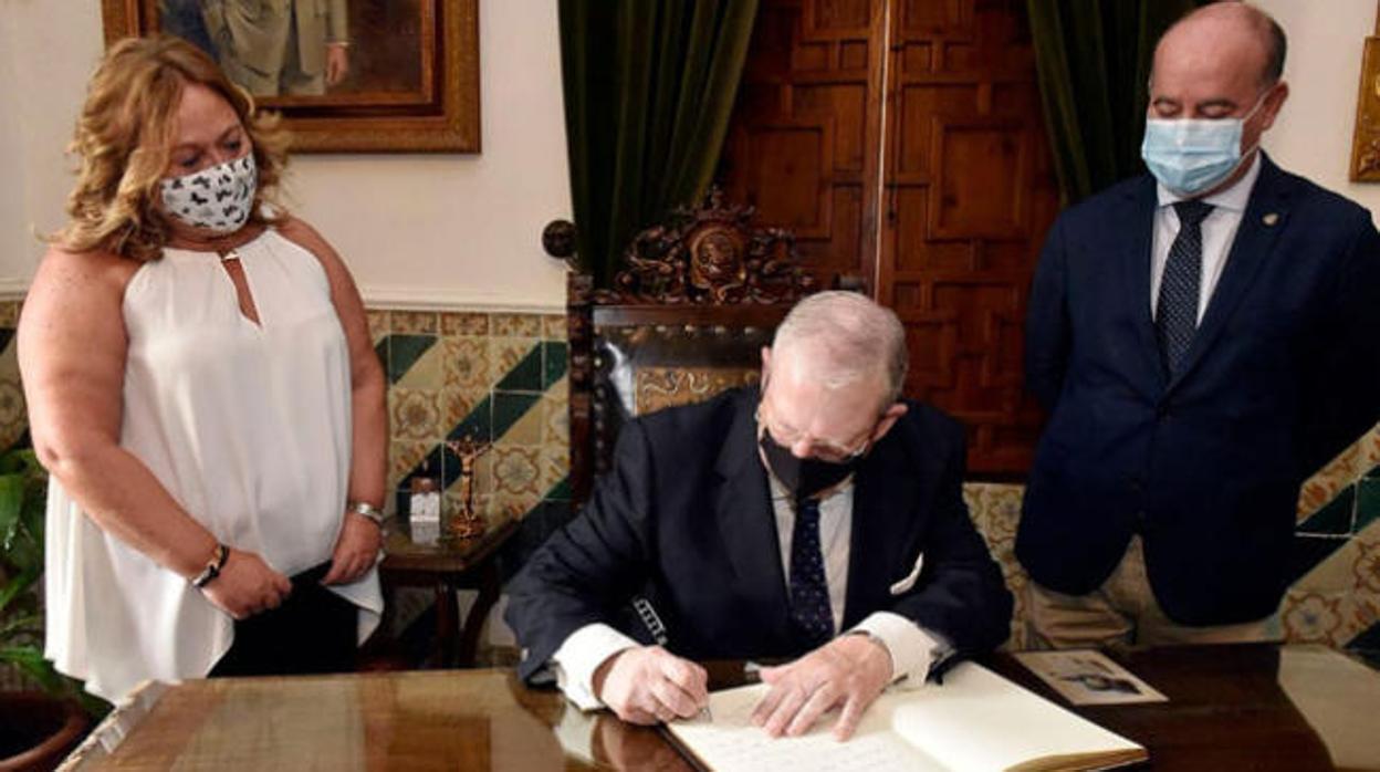 Francisco Vélez firma en el libro de visitas del Ayuntamiento de Antequera tras la reunión con los presidentes de los Consejos de Cofradías de Andalucía