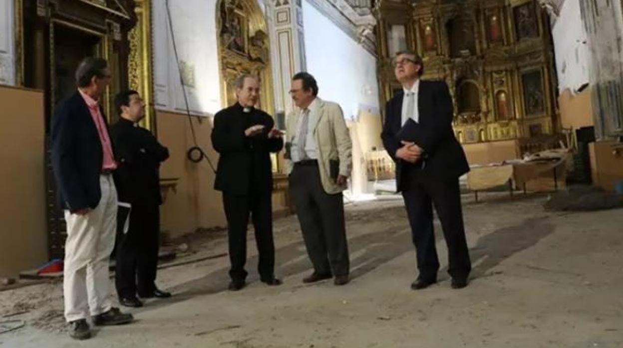 El arzobispo de Sevilla, monseñor Asenjo, en una reciente visita a la iglesia de Santa Clara