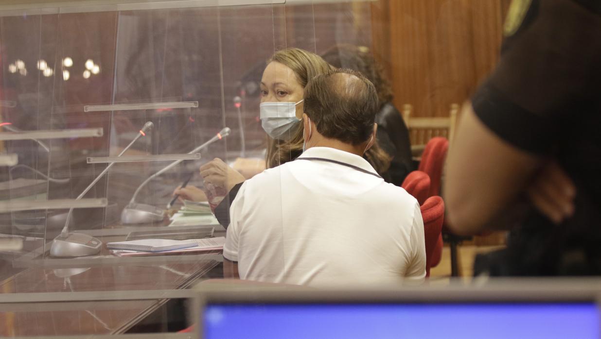 El acusado, de espaldas, junto a su letrada en la primera sesión del juicio celebrado en la Audiencia