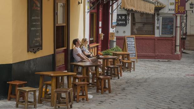 Los hosteleros de Sevilla pedirán no pagar las tasas de veladores y basura para paliar la crisis