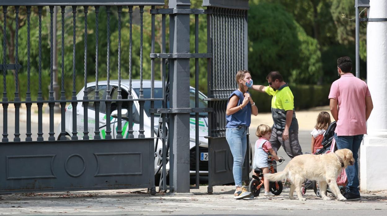 Una familia se ha encontrado con el cierre del parque