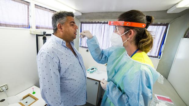 Sevilla registra el mayor número de contagios de coronavirus en un día desde el fin de la desescalada