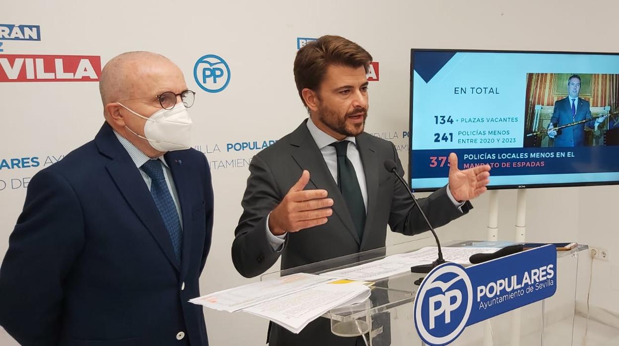 Beltrán Pérez junto al concejal Jesús Gómez Palacios