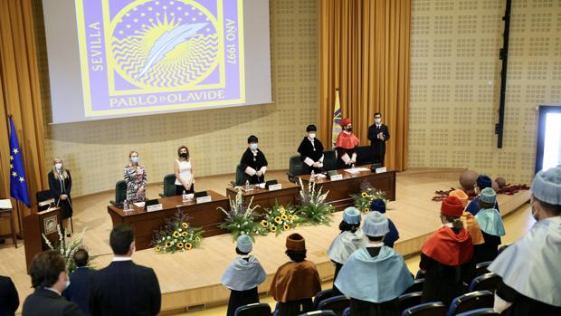 El rector de la Universidad Pablo de Olavide pide «no dejarse llevar por la rabia»