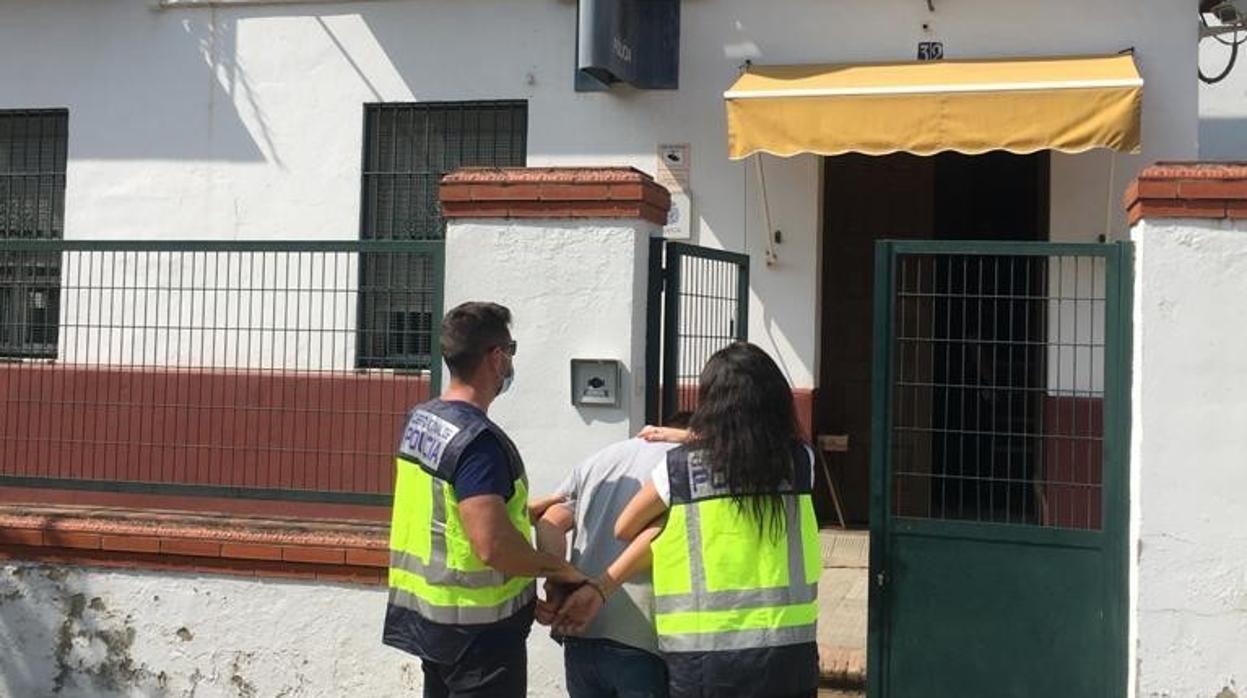 Dos agentes dirigen al detenido a dependencias policiales de la comisaría de Nervión