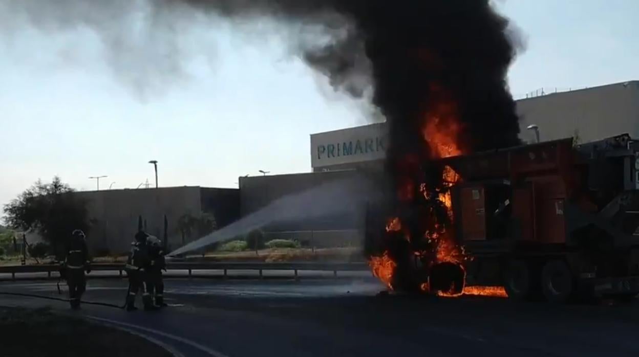 Camión incendiado en la glorieta del centro comercial Lagoh