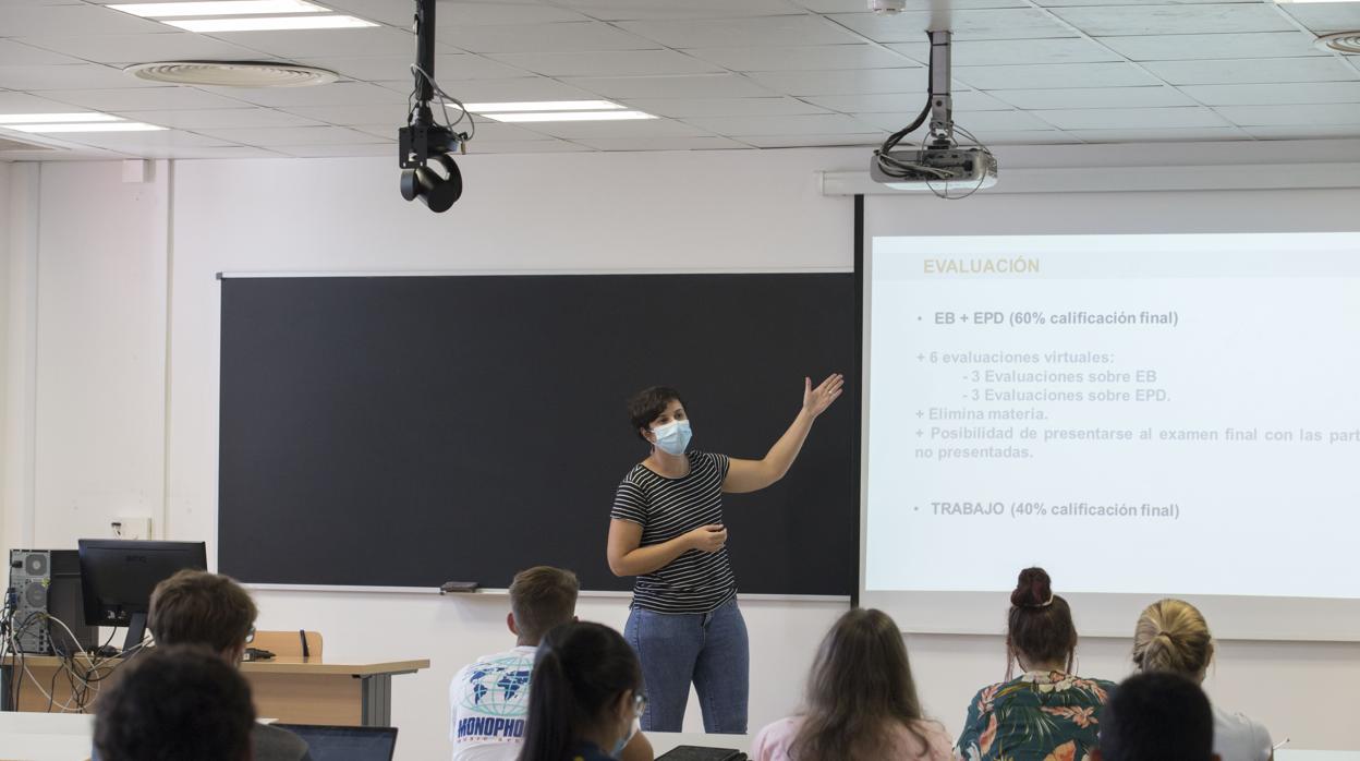 Valle Palenzuela en la presentación del curso de Biotecnología