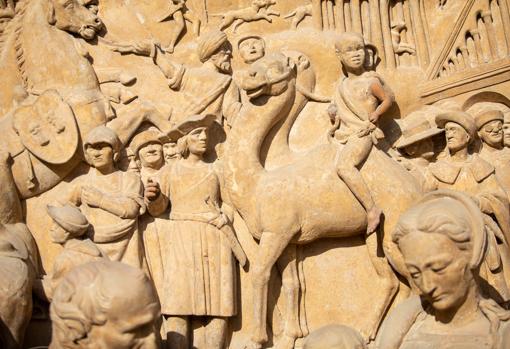 Detalle del relieve de la puerta de los Palos, donde se aprecia el preciosismo y la minuciosidad del trabajo de las esculturas