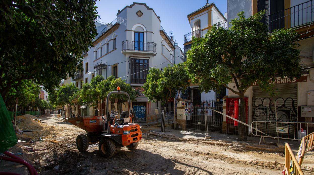 Obras de reurbanización que se llevan a cabo en la calle Mateos Gago