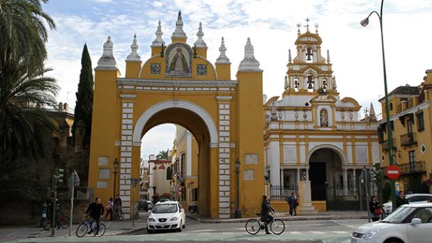 Patrimonio aprueba la restauración de la fachada de la iglesia de San Bartolomé y el Arco de la Macarena