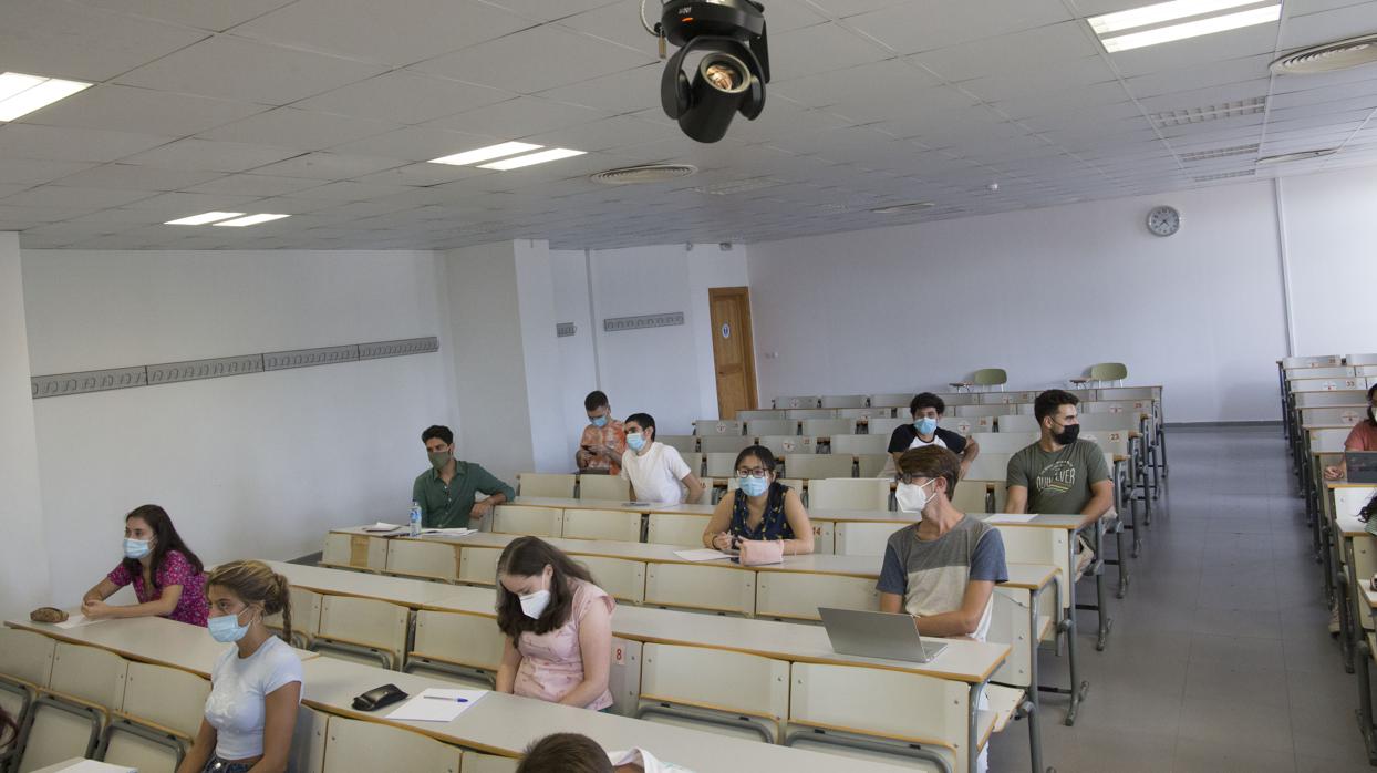 Una cámara instalada en un aula en la UPO