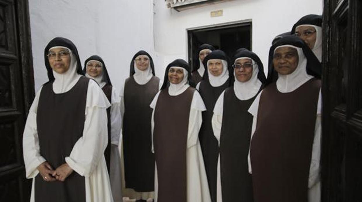 Sor Tiyama Irimpan con varias hermanas del monasterio