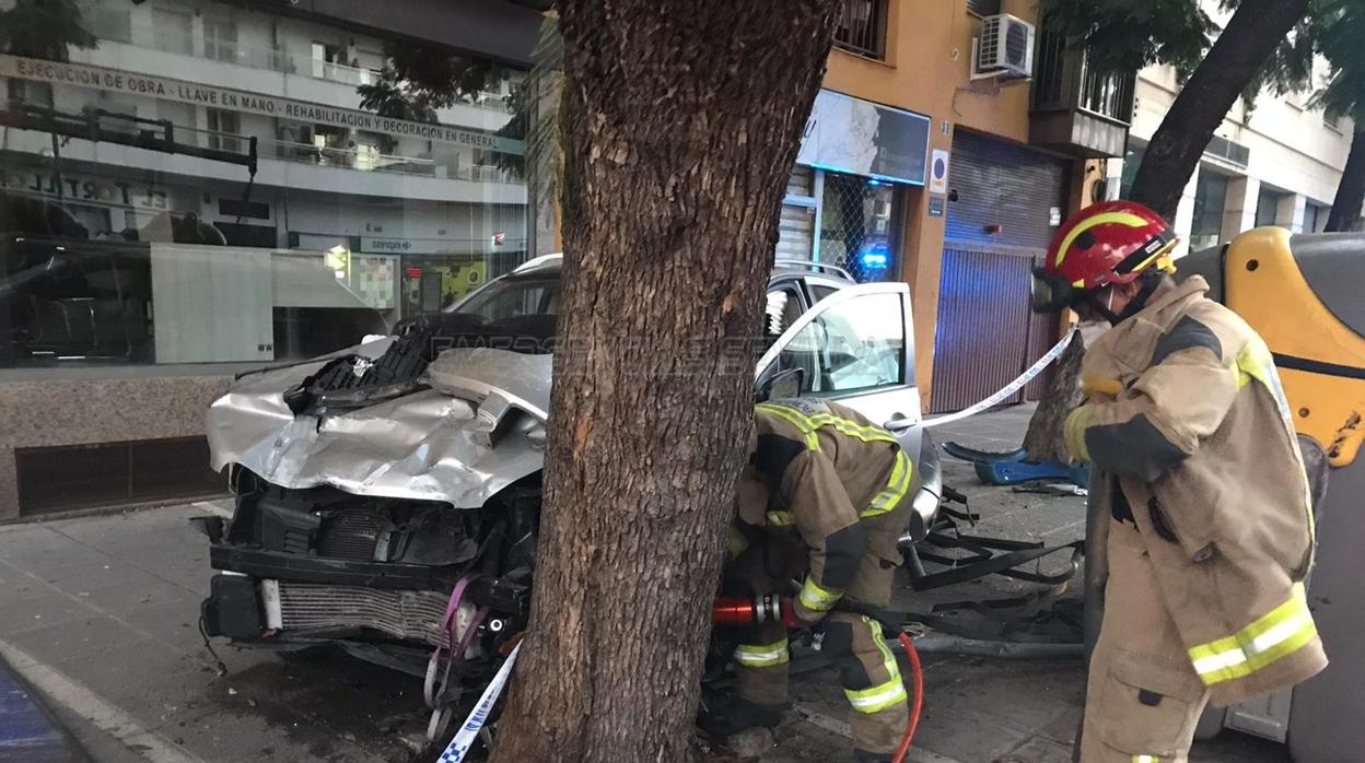 El joven, que presenta heridas leves, estrelló su coche en la avenida Luis Montoto