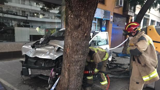 Duplica la tasa de alcohol tras recorrer 30 metros por la acera con su coche y romper un banco en Sevilla