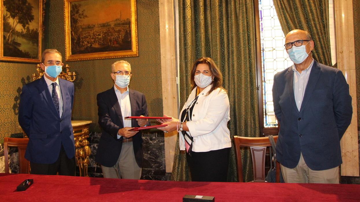 Firma del convenio entre el Ayuntamiento de Sevilla y Proyecto Hombre