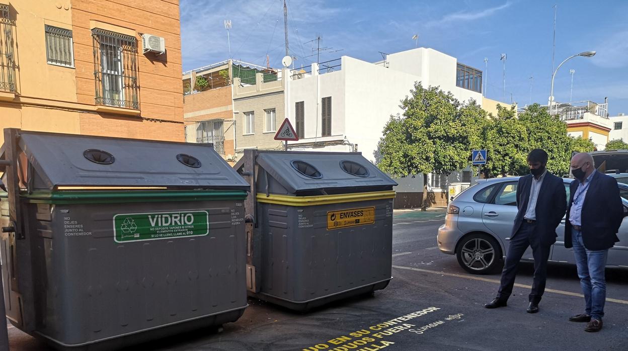 Uno de los mensajes de concienciación junto a dos contenedores de residuos