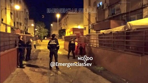 La Policía Local de Sevilla desaloja un cumpleaños en una calle de la Macarena y dos bares con 66 personas