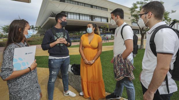 El largo viaje de la primera graduada universitaria del  Polígono Sur de Sevilla