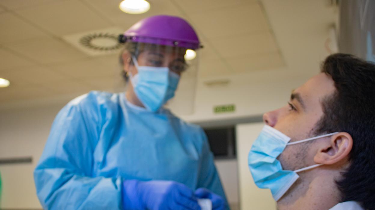 Preparación de un test PCR en el Hospital Vrirgen del Rocío