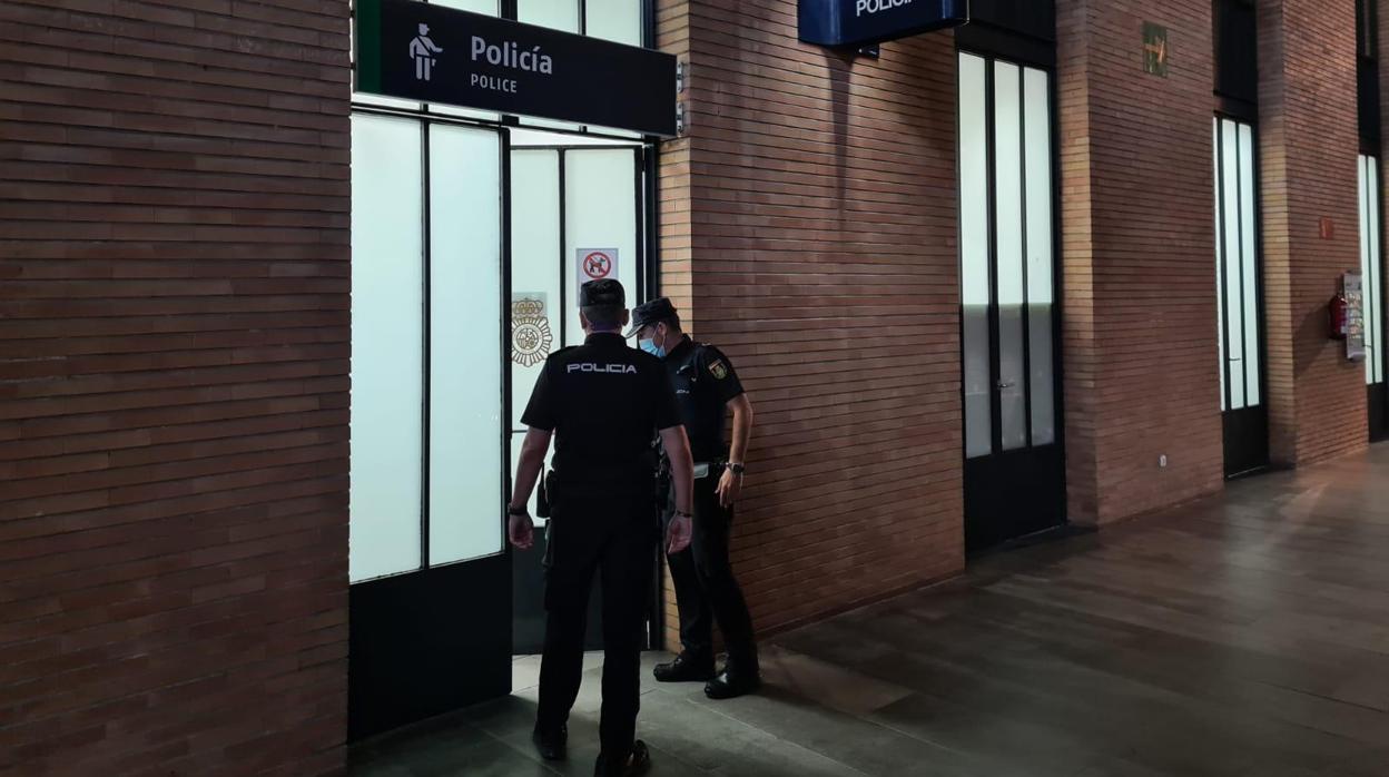 Dos policías en la entrada de las dependencias de Santa Justa donde fue llevado el menor