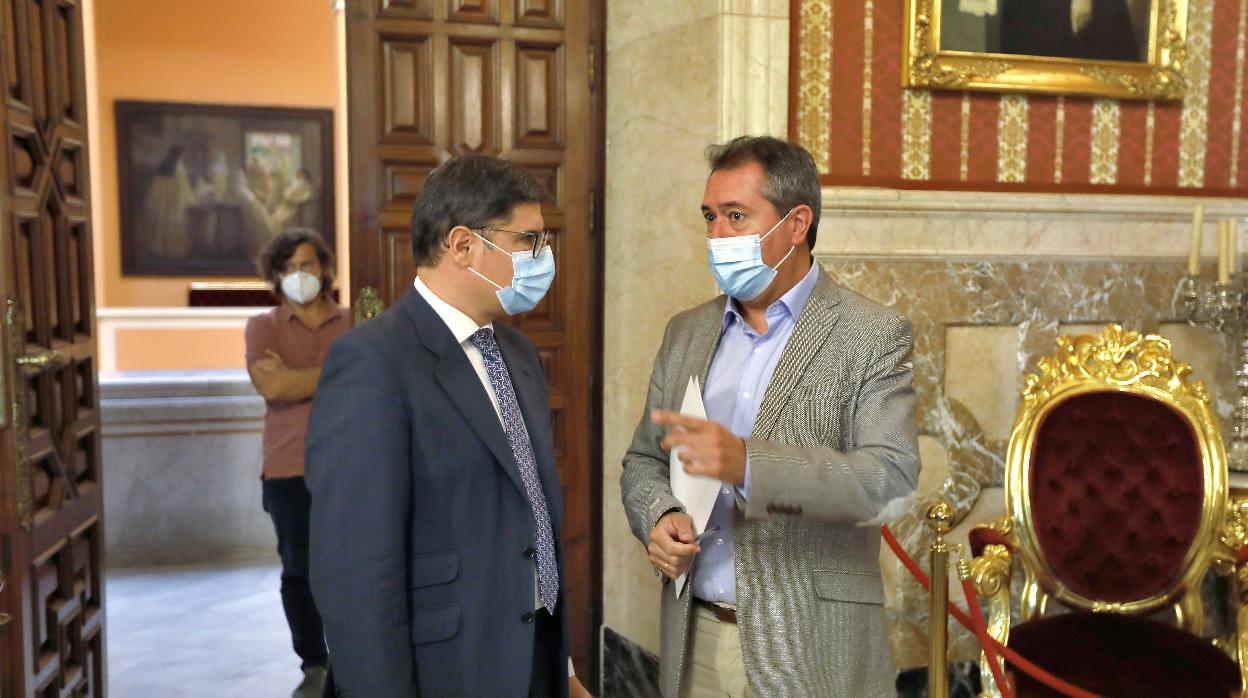 Juan Espadas, junto al portavoz de CS en el Ayuntamiento, Álvaro Pimentel