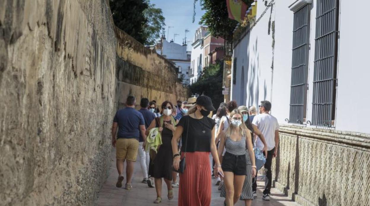 Turistas en el barrio de Santa Cruz