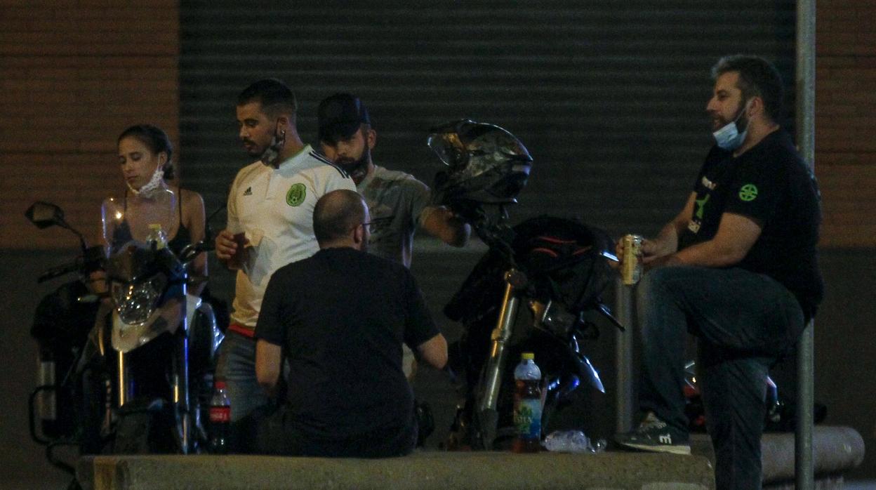 Un grupo de jóvenes bebiendo en plena calle