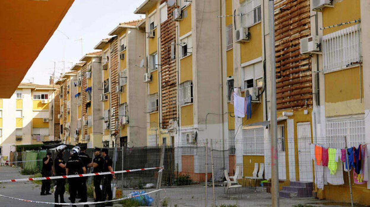 Varios agentes de policía en una intervención en la zona de los Amarillos, de las Tres Mil Viviendas