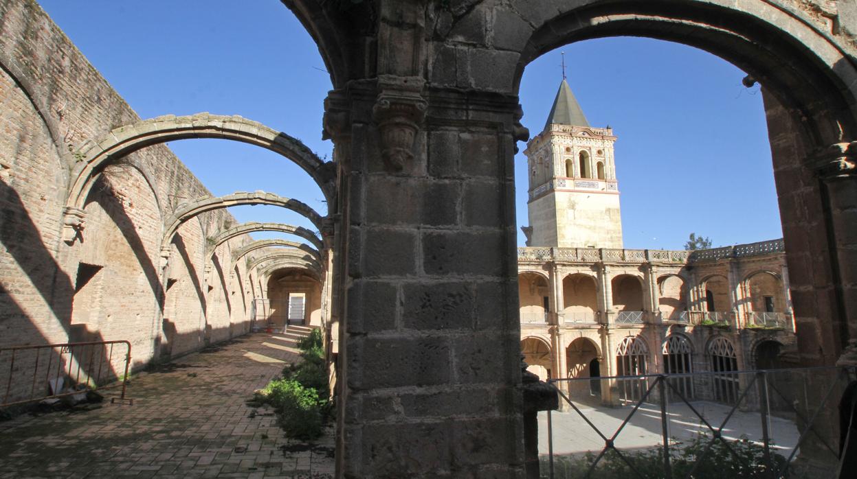 El claustro y el deambulatorio alto del monasterio de San Jerónimo