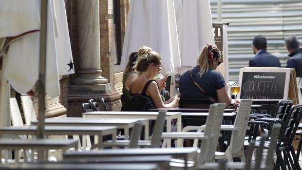 Los bares de Sevilla anuncian despidos masivos y cierres por la reducción horaria