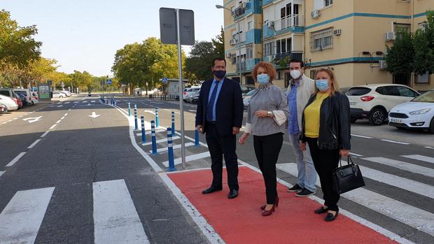 El Ayuntamiento implanta nuevos pasos de peatones con refugio en Alcosa