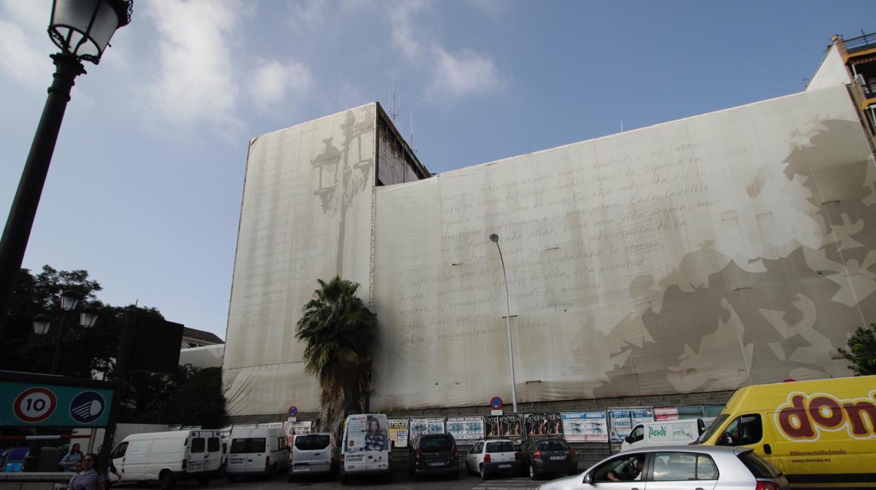 Fachada de la vieja comisaría de la Gavidia, cubierta por lonas