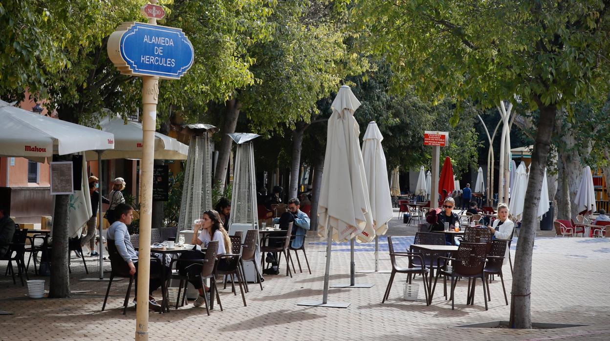 Veladores en la zona de la Alameda de Hércules en Sevilla