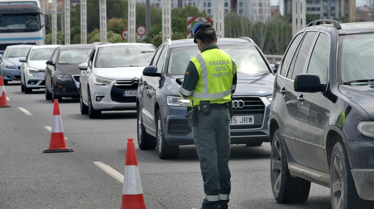 Un control en el puente del Alamillo durante el pasado mes de abril