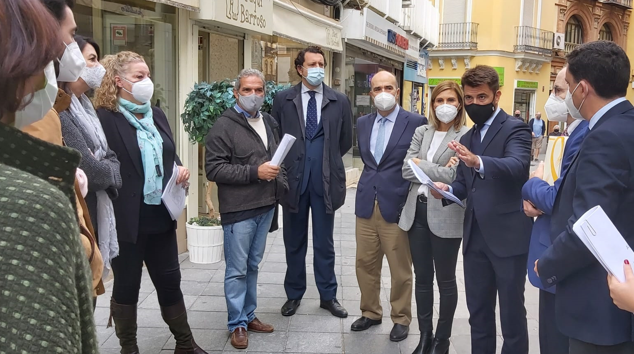 El popular Beltrán Pérez, charlando con comerciantes del Centro